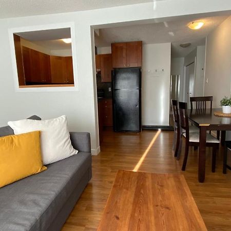 Cozy 2-Bedroom Condo Near Downtown, With Laundry, Parking, Balcony カルガリー エクステリア 写真