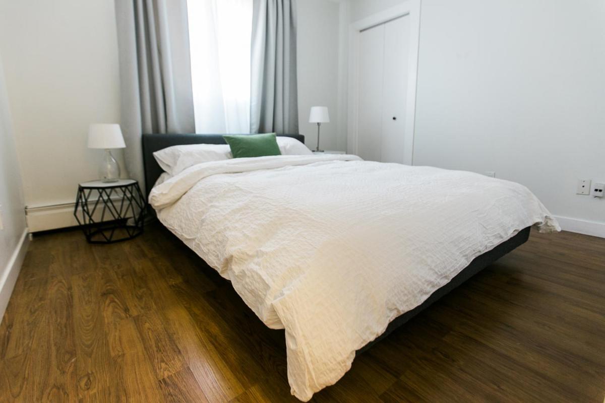 Cozy 2-Bedroom Condo Near Downtown, With Laundry, Parking, Balcony カルガリー エクステリア 写真