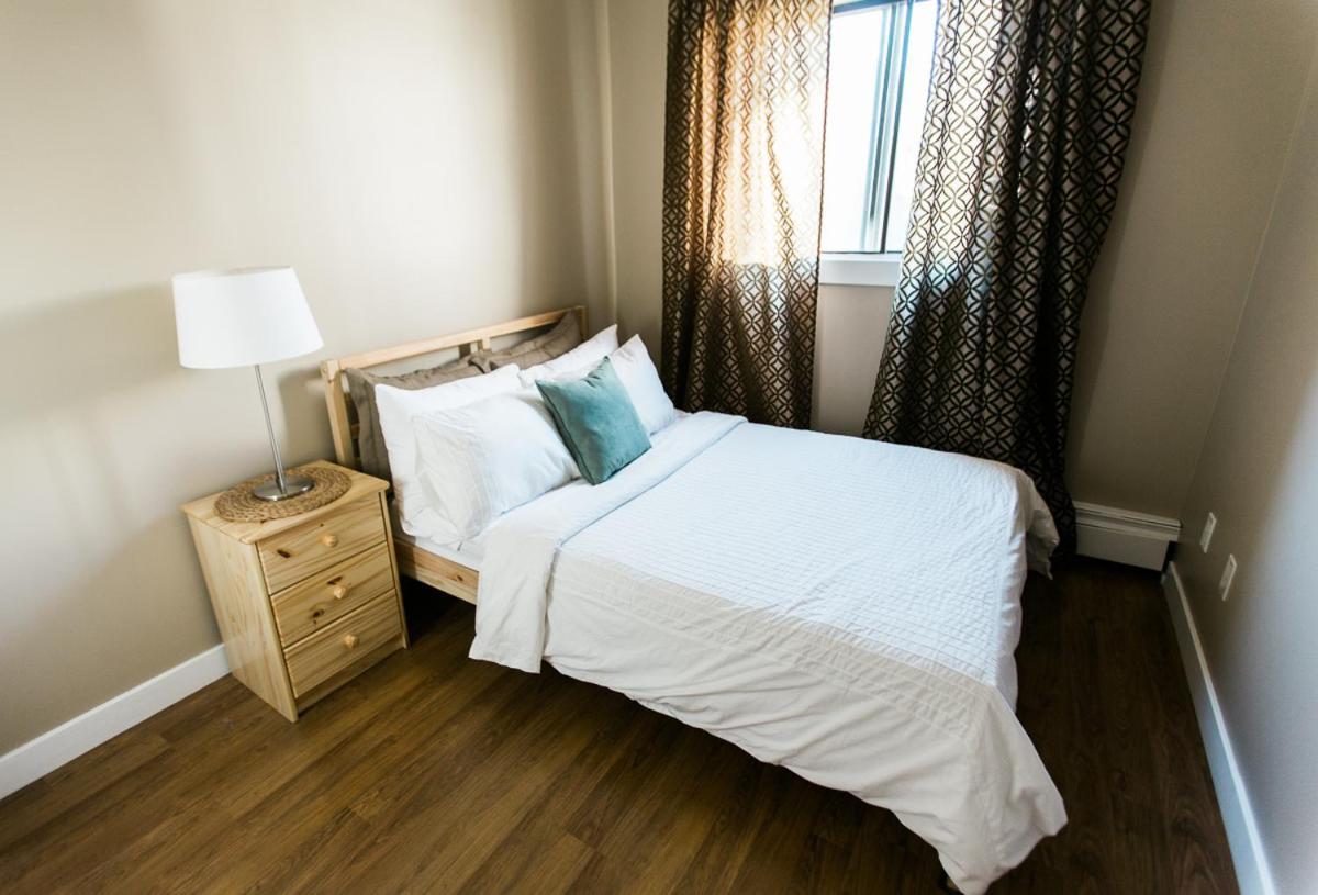 Cozy 2-Bedroom Condo Near Downtown, With Laundry, Parking, Balcony カルガリー エクステリア 写真