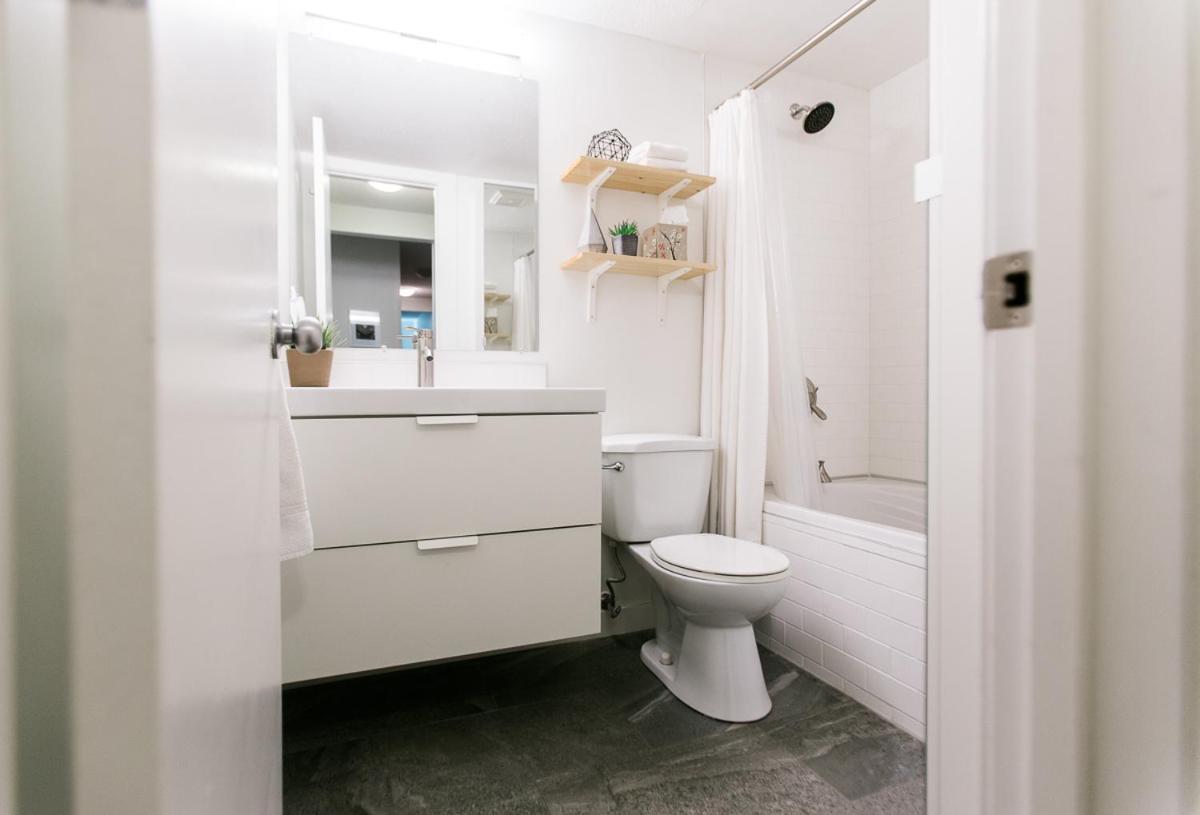 Cozy 2-Bedroom Condo Near Downtown, With Laundry, Parking, Balcony カルガリー エクステリア 写真