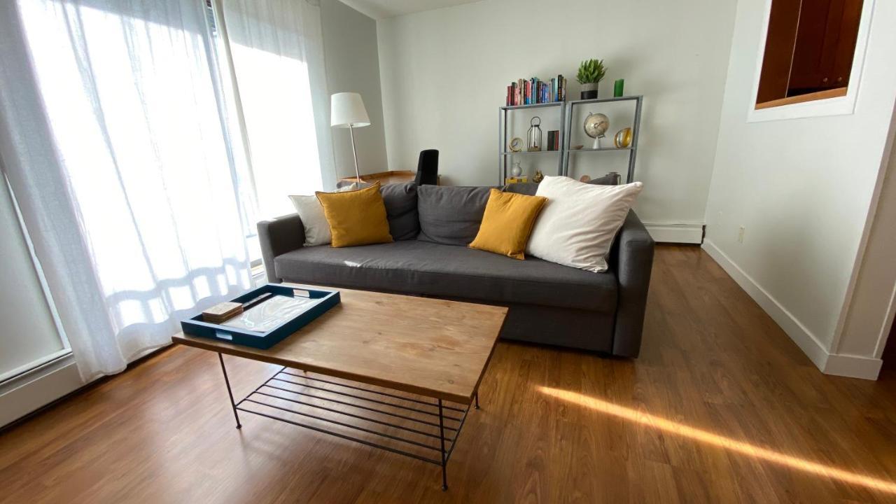 Cozy 2-Bedroom Condo Near Downtown, With Laundry, Parking, Balcony カルガリー エクステリア 写真