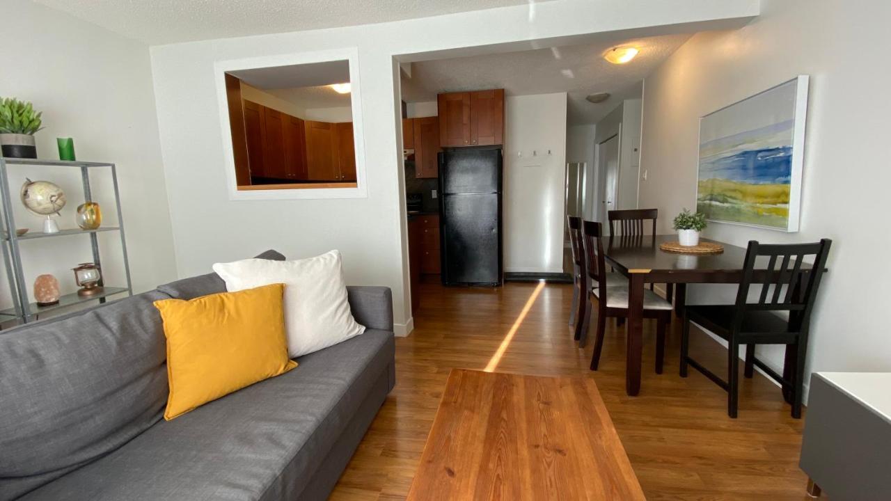 Cozy 2-Bedroom Condo Near Downtown, With Laundry, Parking, Balcony カルガリー エクステリア 写真
